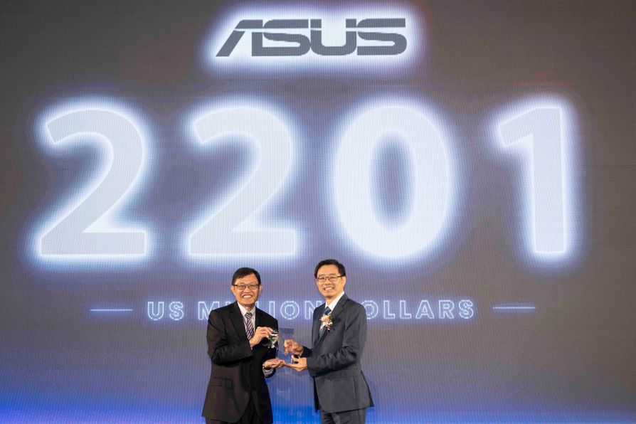 ASUS Co-CEO S.Y. Hsu on stage to receive the award. ASUS has been recognized as the most valuable global brand in Taiwan, with a brand value of US$2.201 billion.